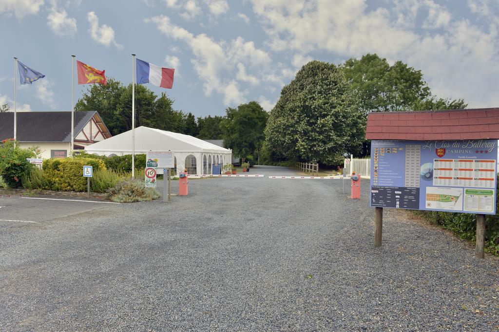 Camping Le Clos De Balleroy Bagian luar foto